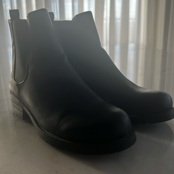 Boot - Picture 1 of 4